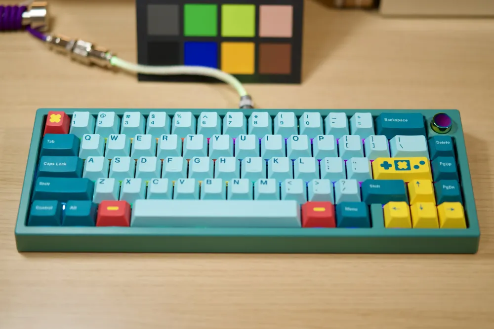 Zoom65 Teal + GMK Retrocast